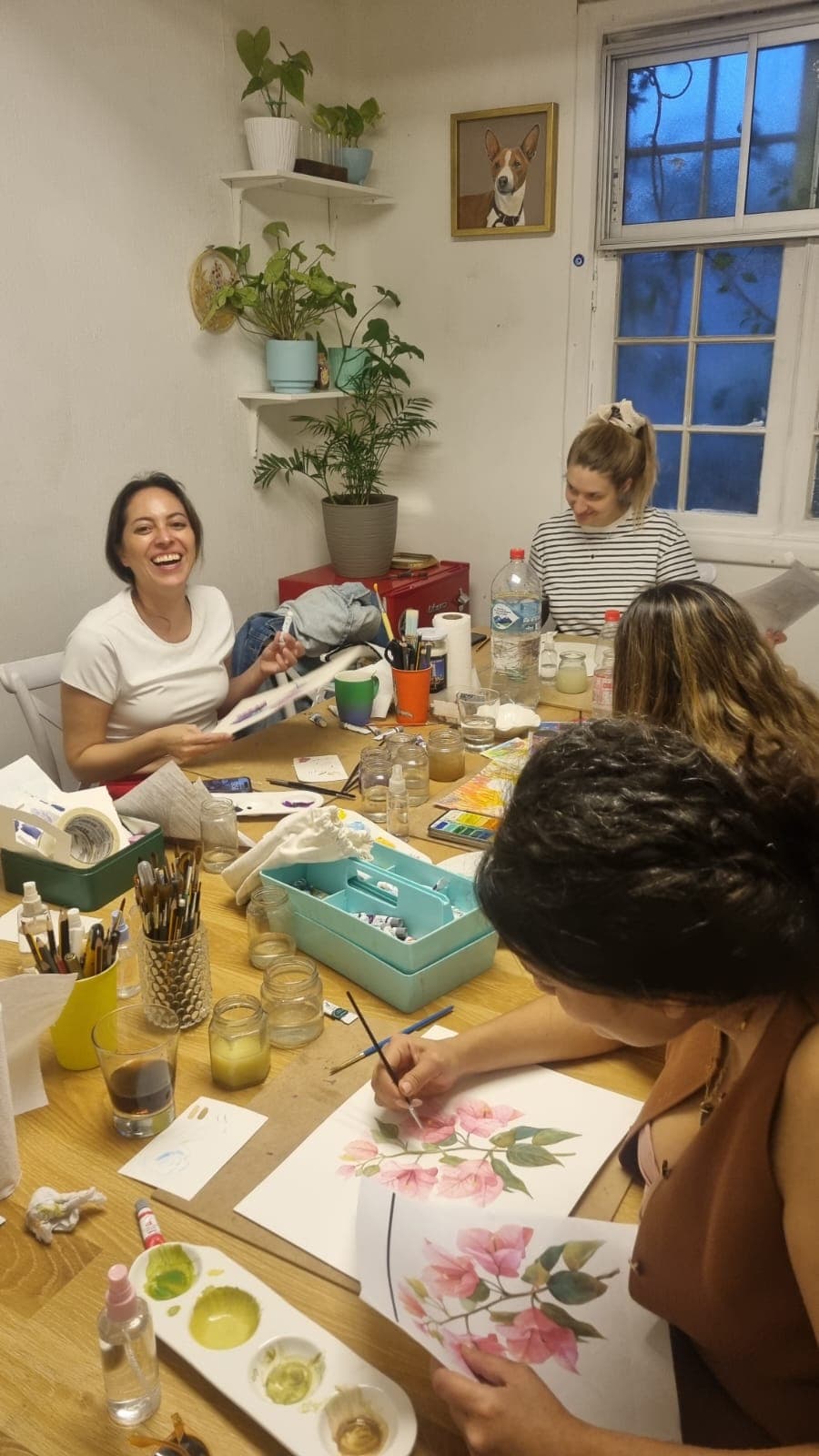 Grupo del taller de acuarela en Santiago riendo mientras pintan